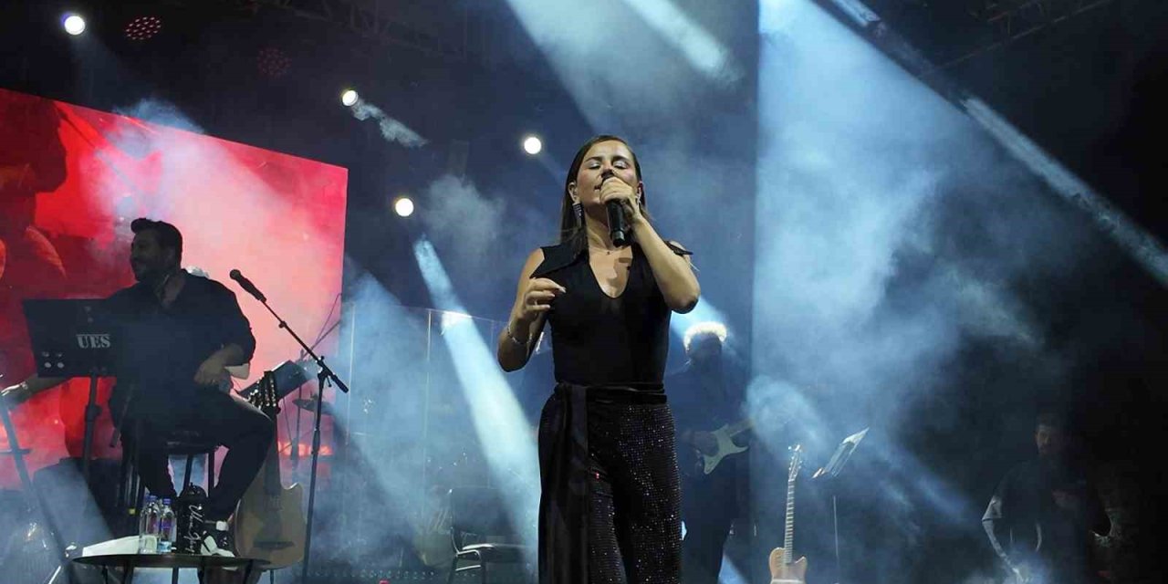 Gediz Tarhana Festivalinde Merve Özbey hem şarkılarıyla hem de cömertliği ile gönülleri fethetti