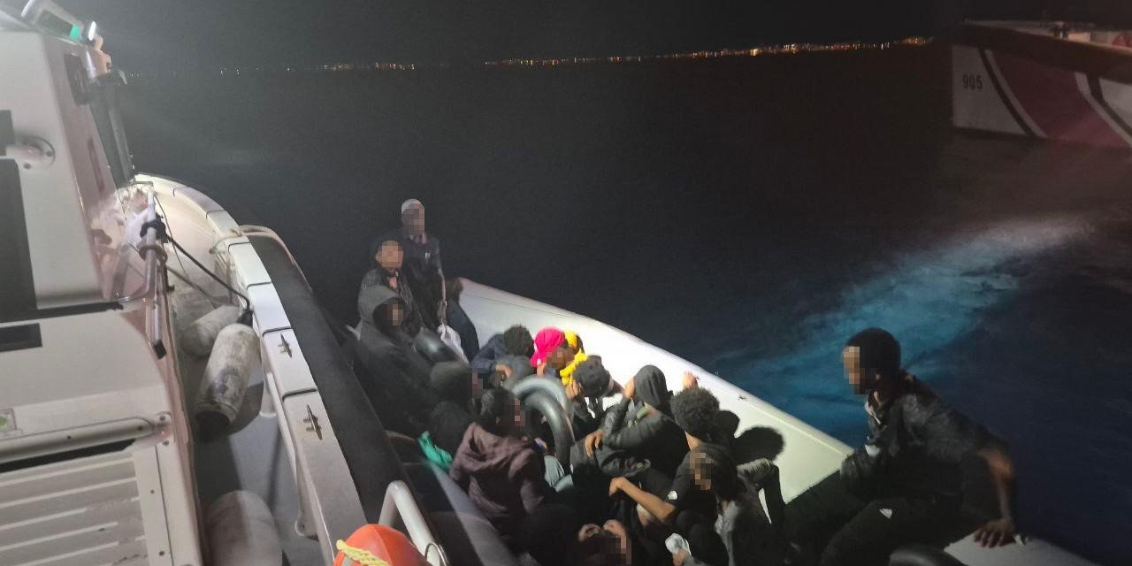 İzmir açıklarında hareketli lastik bot durduruldu: 14 düzensiz göçmen yakalandı