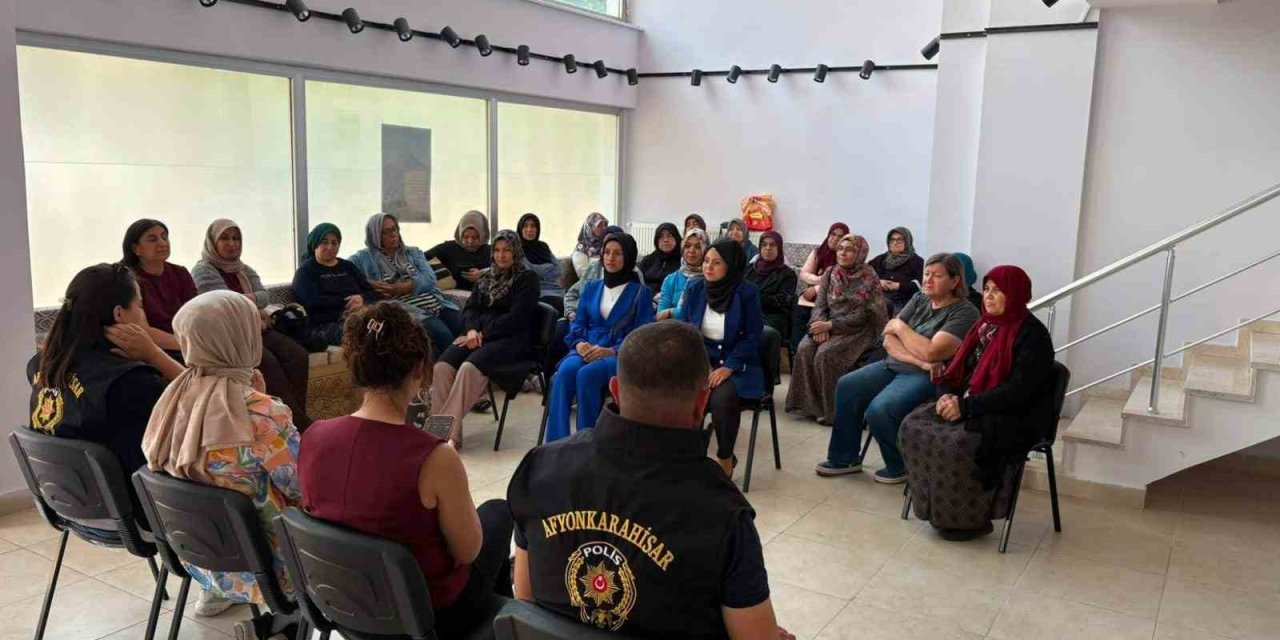 Afyonkarahisar’da kadın kursiyerlere KADES ve ŞÖNİM bilgilendirmesi