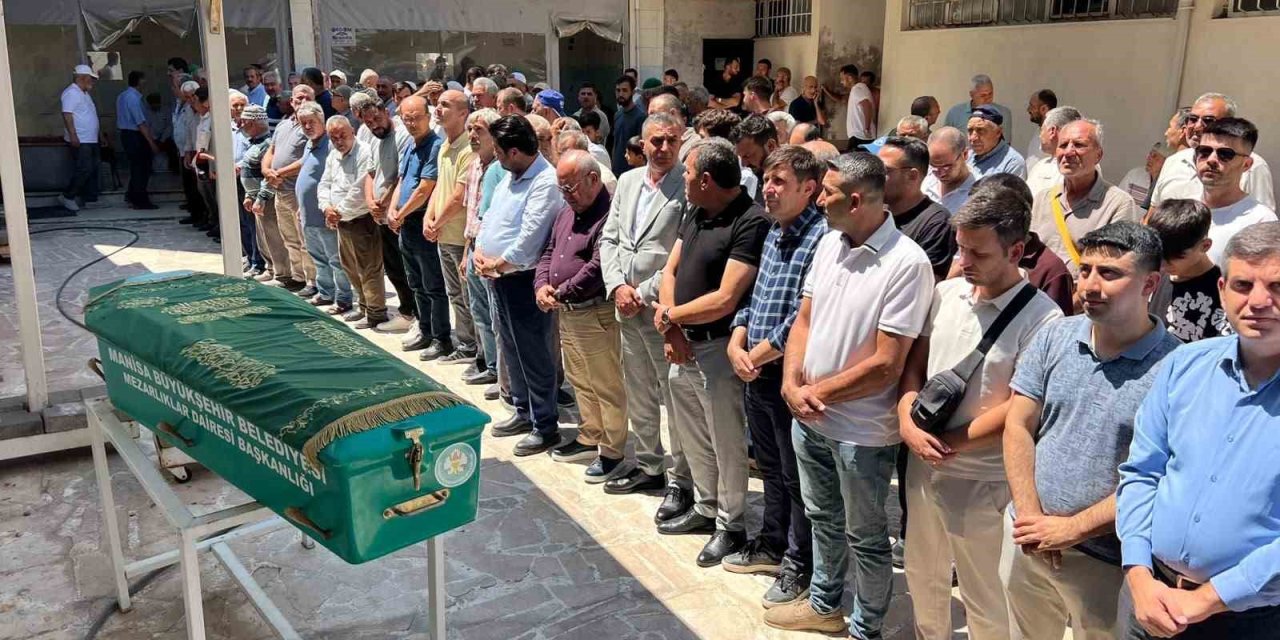 Manisa’daki feci kazada hayatını kaybeden 2 kişi defnedildi