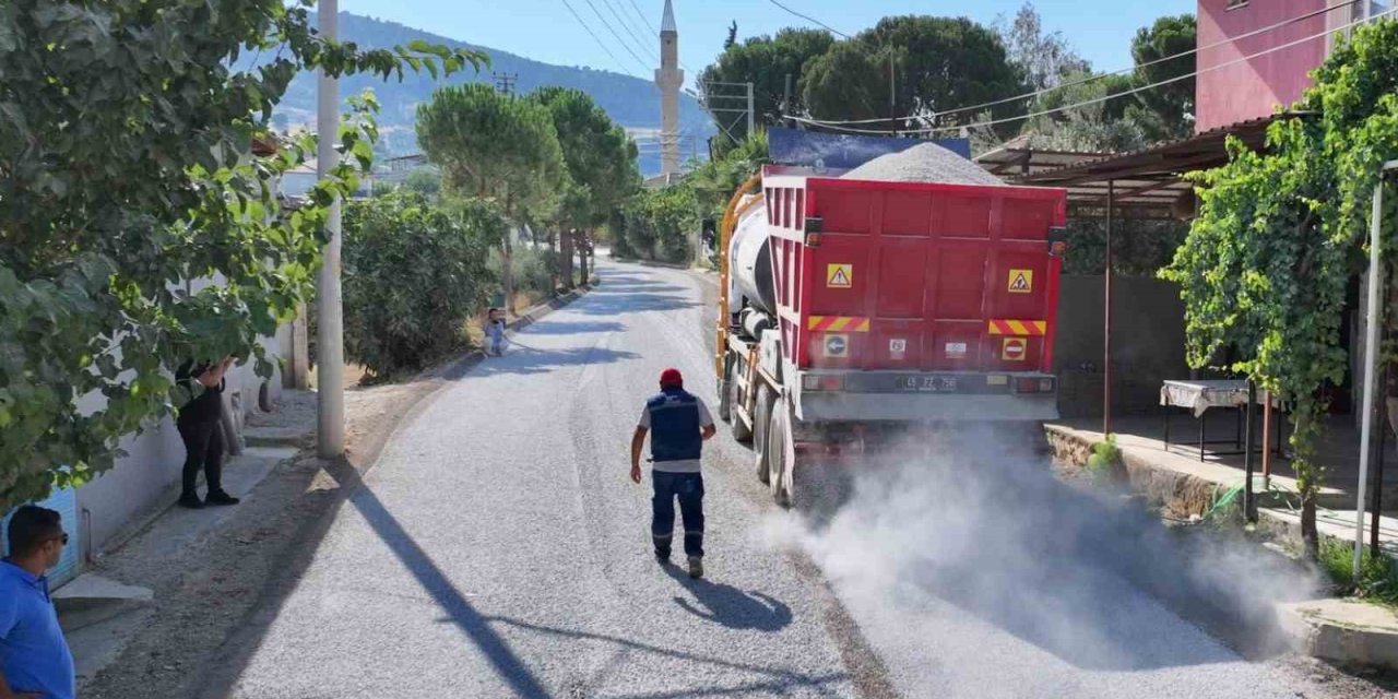 Alaşehir’de 3 mahalleyi rahatlatan asfalt hamlesi