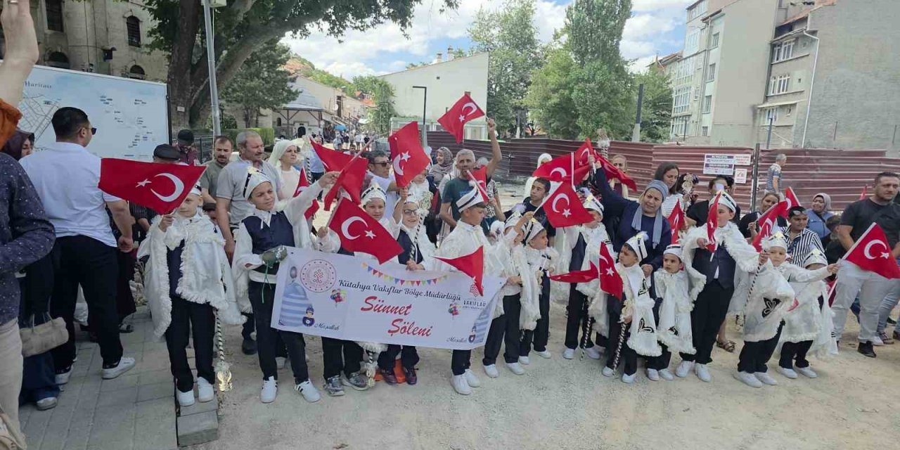 Kütahya’da 27 çocuk için vakıf geleneğiyle sünnet şöleni düzenlendi