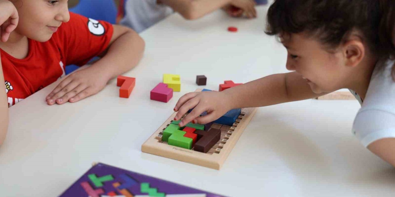 Minikler akıl oyunlarıyla hem eğleniyor hem öğreniyorlar