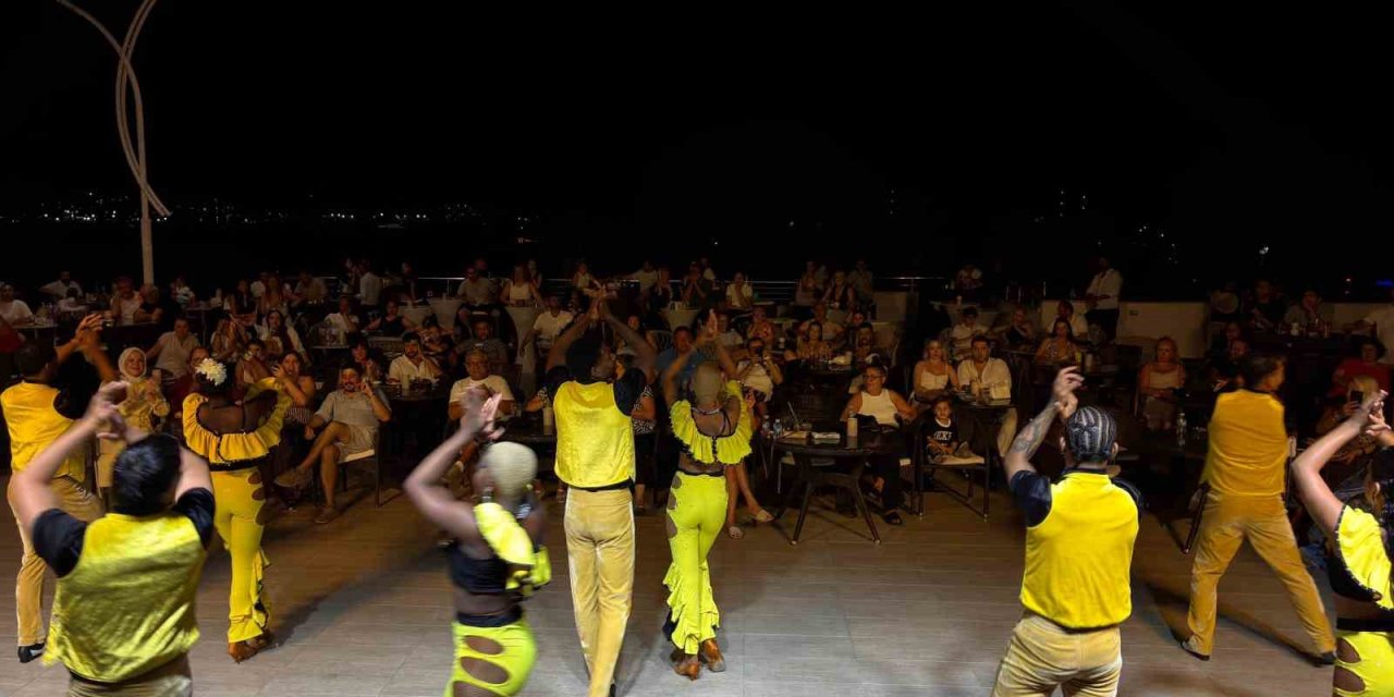 Bardakçı Koyu’nda tatil konser ve dans şovlarıyla renklendi
