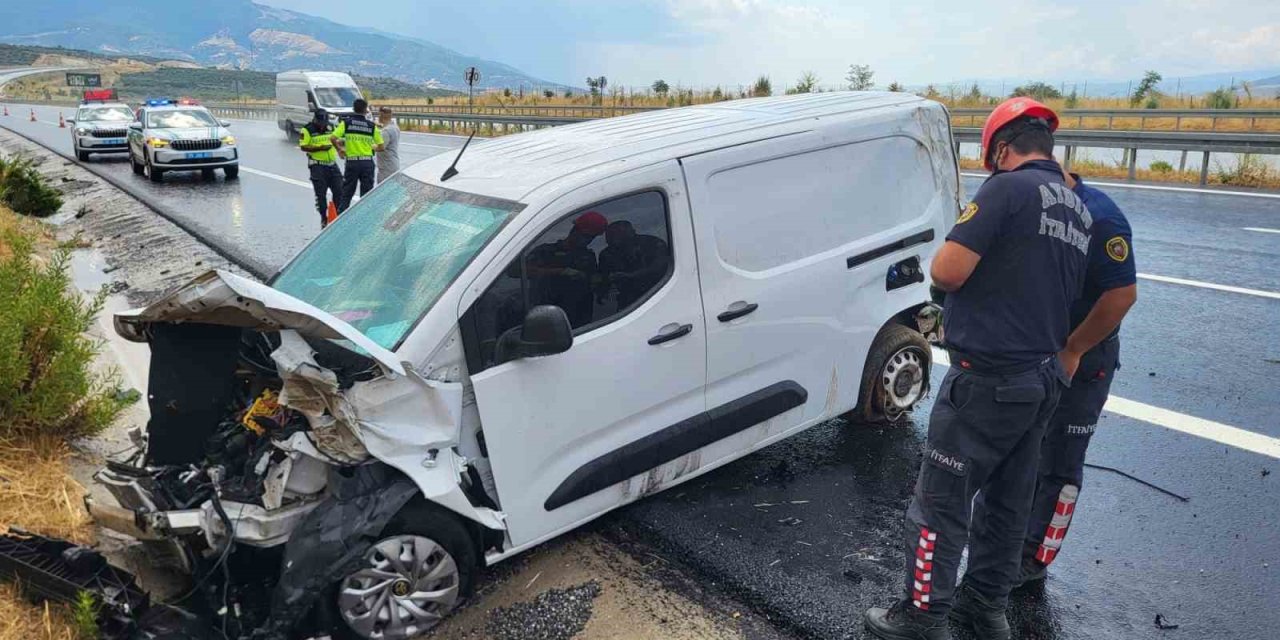 Kontrolden çıkan araç su kanalına düştü