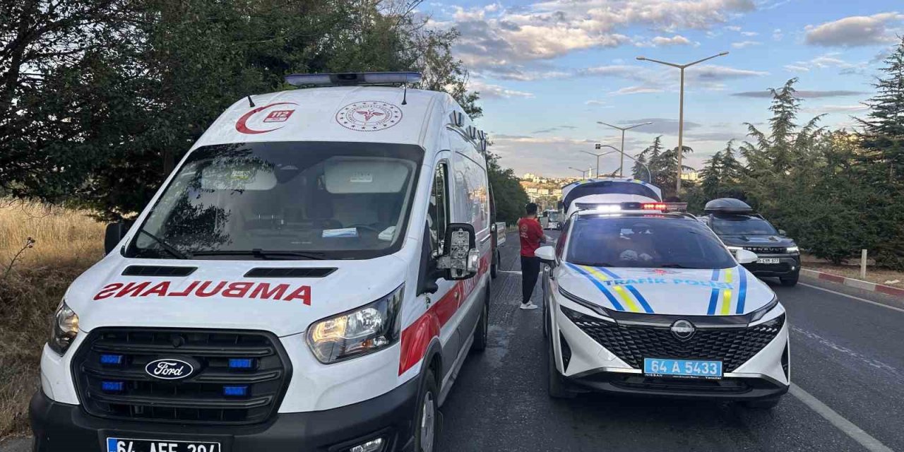 Uşak’ta otomobil tıra arkadan çarptı: 4 yaralı