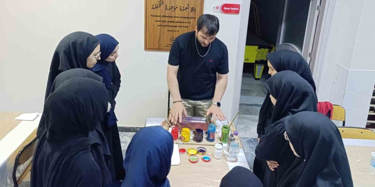 Emirdağ’da Aziziye Kız Hafızlık Kur’an Kursu öğrencilerine ‘Ebru Sanatı’ ve ‘Kaligrafi’ etkinliği’ ilgi gördü