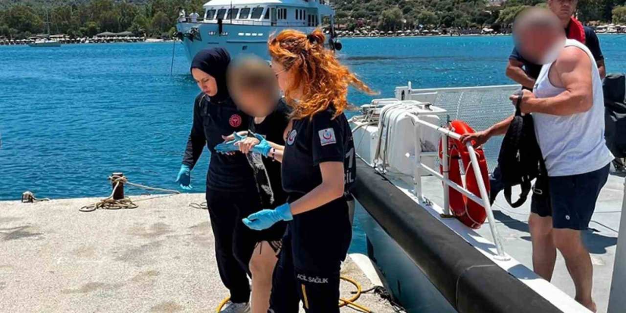 Gezi teknesinde rahatsızlanan vatandaşa tıbbi tahliye