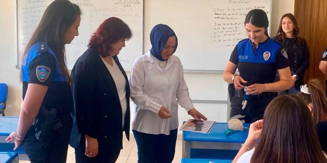 Kütahya polisinden çocuk ve gençlere çini ile oyuncak yapımı kursu