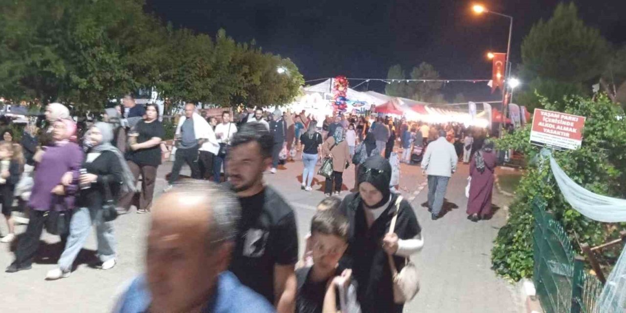 Gediz Tarhana Festivali’nin son gününde festival alanında insan seli
