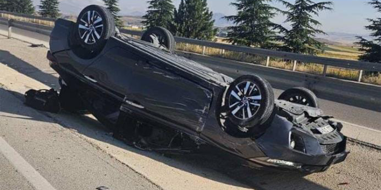 Refüje devrilen otomobilde beşi çocuk 8 kişi yaralandı