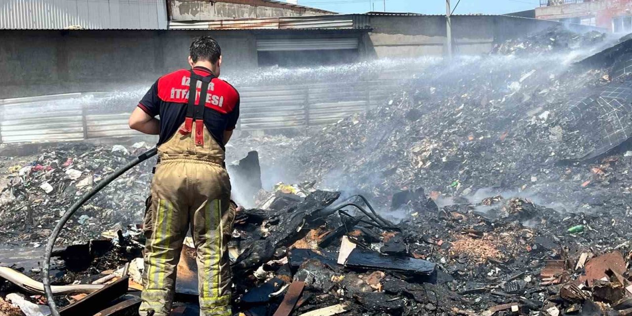İzmir’de çöplüğe dönüştürülen boş arazi yine alevlere teslim