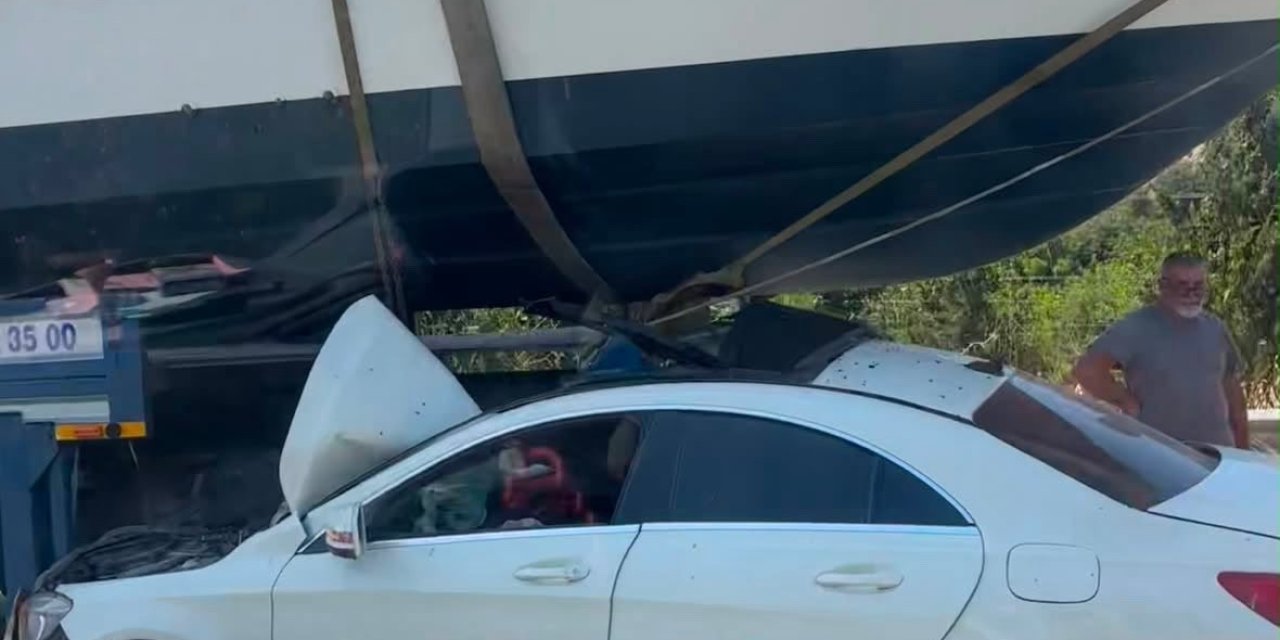 İzmir’de ilginç kaza: Otomobil tekneyle çarpıştı