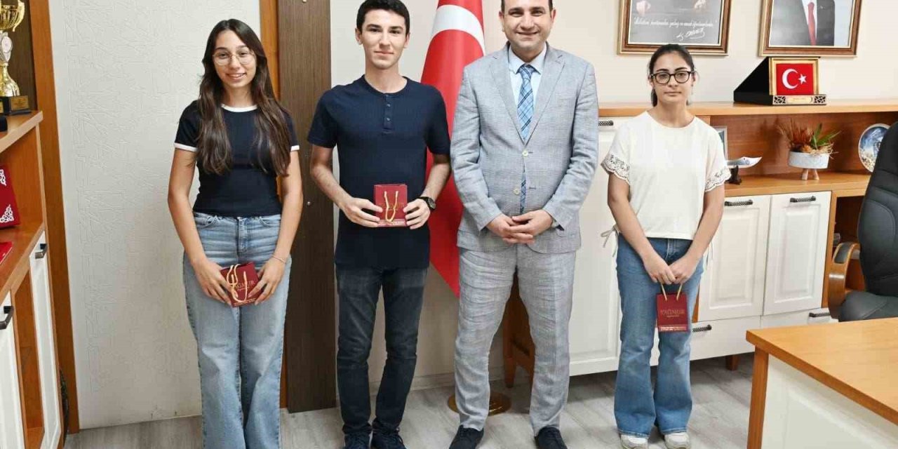 YKS’de Türkiye derecesi yapan Aydınlı öğrenciler ödüllendirildi