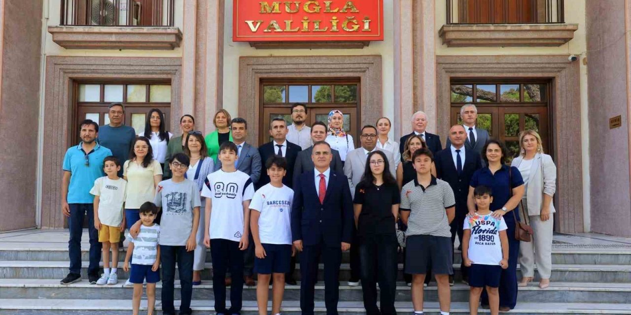Muğla Valisi Dr. İdris Akbıyık, LGS şampiyonlarını altınla ödüllendirdi