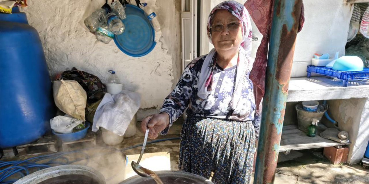 80 yaşındaki Nimet nine, asırlık yöntemle kozalak pekmezi geleneğini yaşatıyor