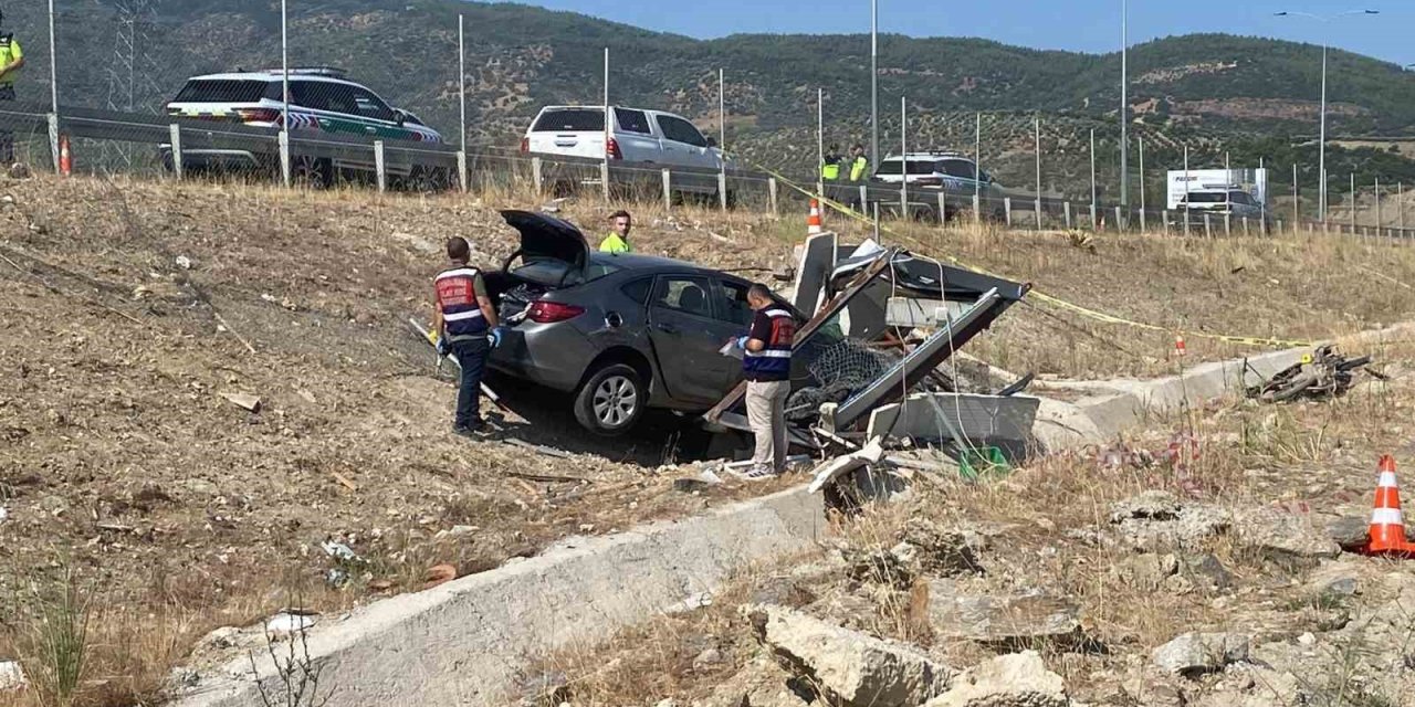 Aydın-Denizli otoyolunda ilginç kaza: Otobanda araç yoldan çıktı, kulübesinde bekleyen bekçi kazada hayatını kaybetti