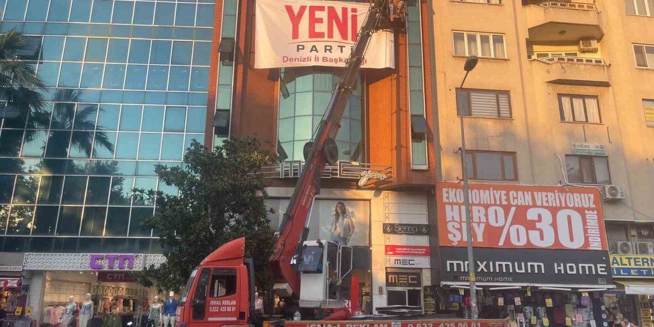 Denizli’ye Yeni Parti tabelası asıldı