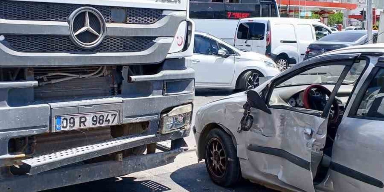 Beton mikseri ile otomobil çarpıştı: 2 yaralı