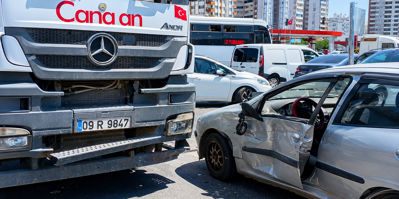 Efeler'de beton mikseri ile otomobil çarpıştı: 2 yaralı