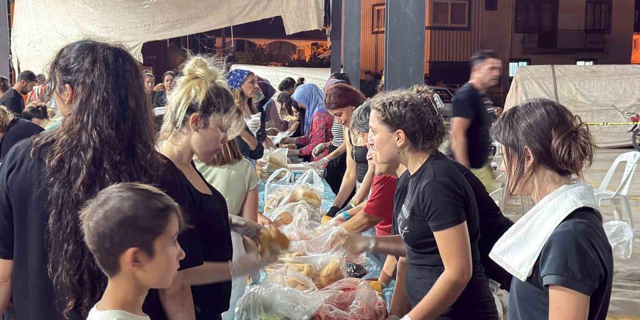 Bir yanda alevlerle mücadele, bir yanda yürek ısıtan dayanışma