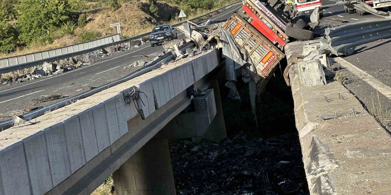 Uşak’ta tır, iki köprü arasına devrildi: 1 ölü