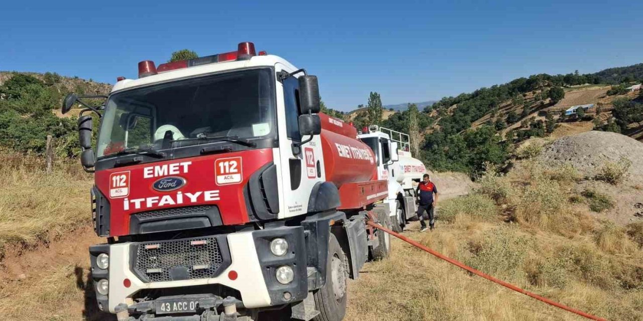 Emet’te ahır ve samanlık yangını: 2 büyükbaş hayvan telef oldu, 400 balya saman yandı