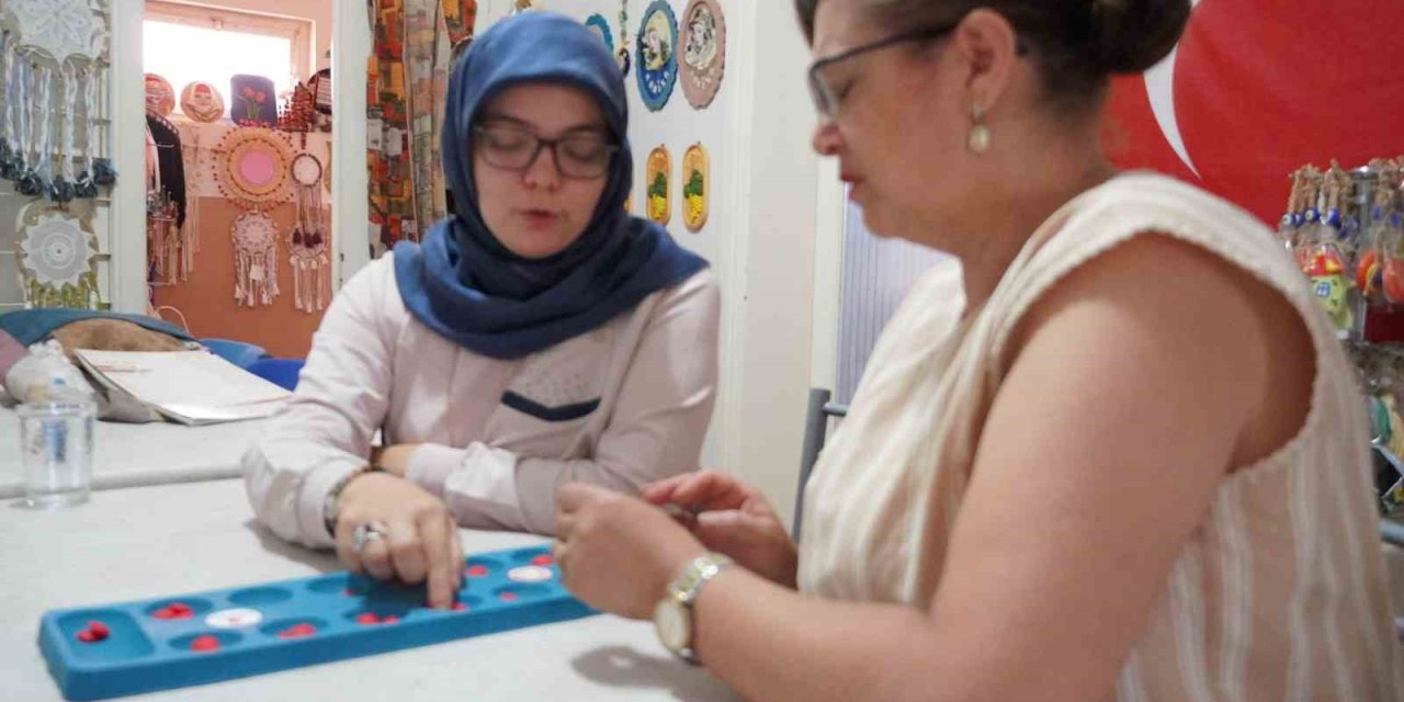 Çocuklarını satranca götürdü, Manisa’nın ilk kadın mangala antrenörü oldu