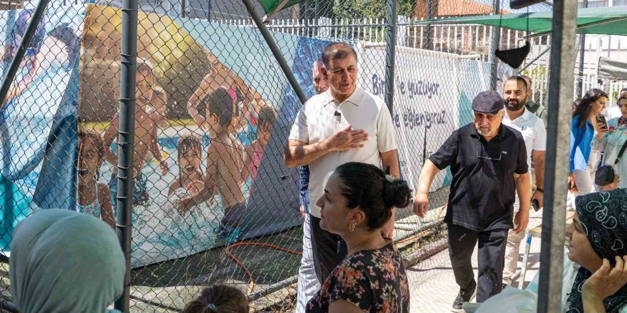 İlk kez havuzla tanışan çocukların sevincine Başkan Tugay ortak oldu