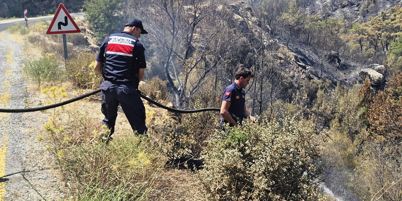 Alevlerin arasında can kurtaran jandarma