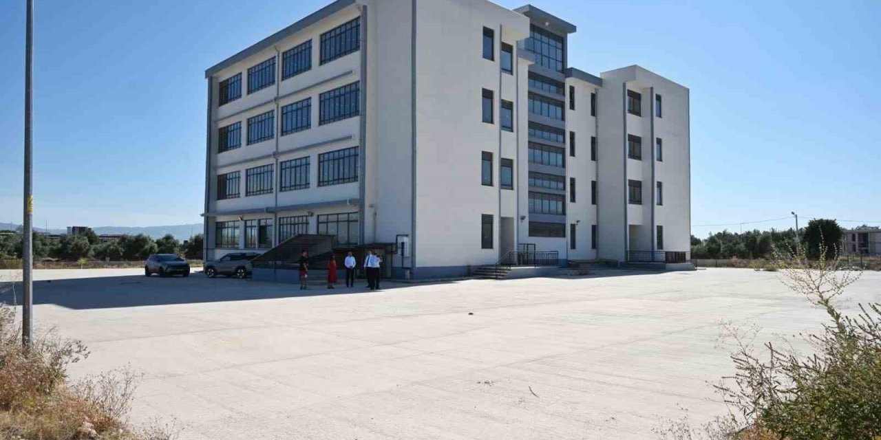 Efeler’de yeni ortaokul eğitim öğretim yılına hazırlanıyor