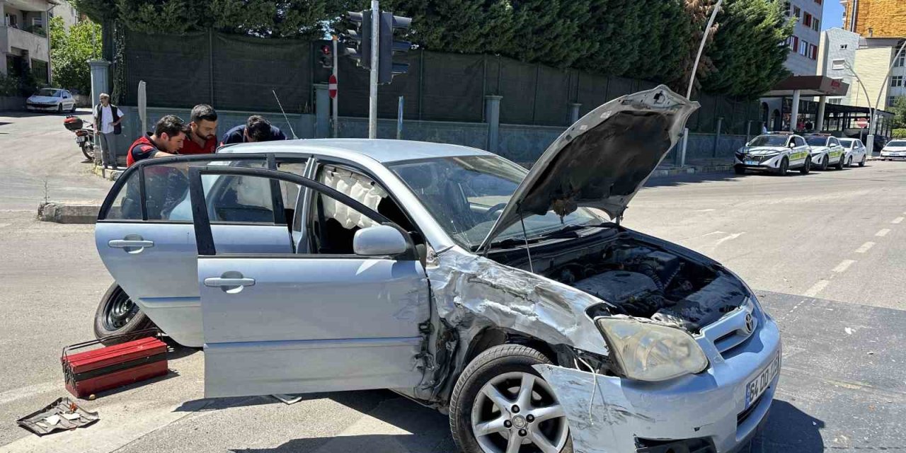 Uşak’ta kamyonet ile otomobil çarpıştı: 4 yaralı