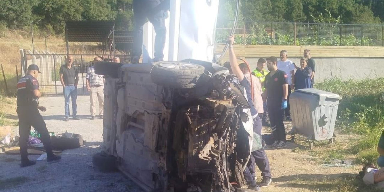 Uşak’ta otomobil karşı şeride geçip devrildi: 1 ölü, 3 yaralı