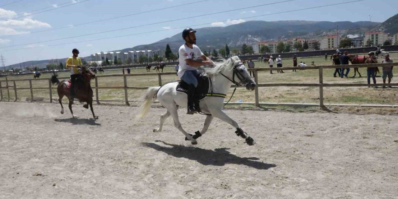 Kütahya’da Rahvan At Yarışları nefes kesti: 43 ilden 130’un üzerinde at şampiyonluk için koştu