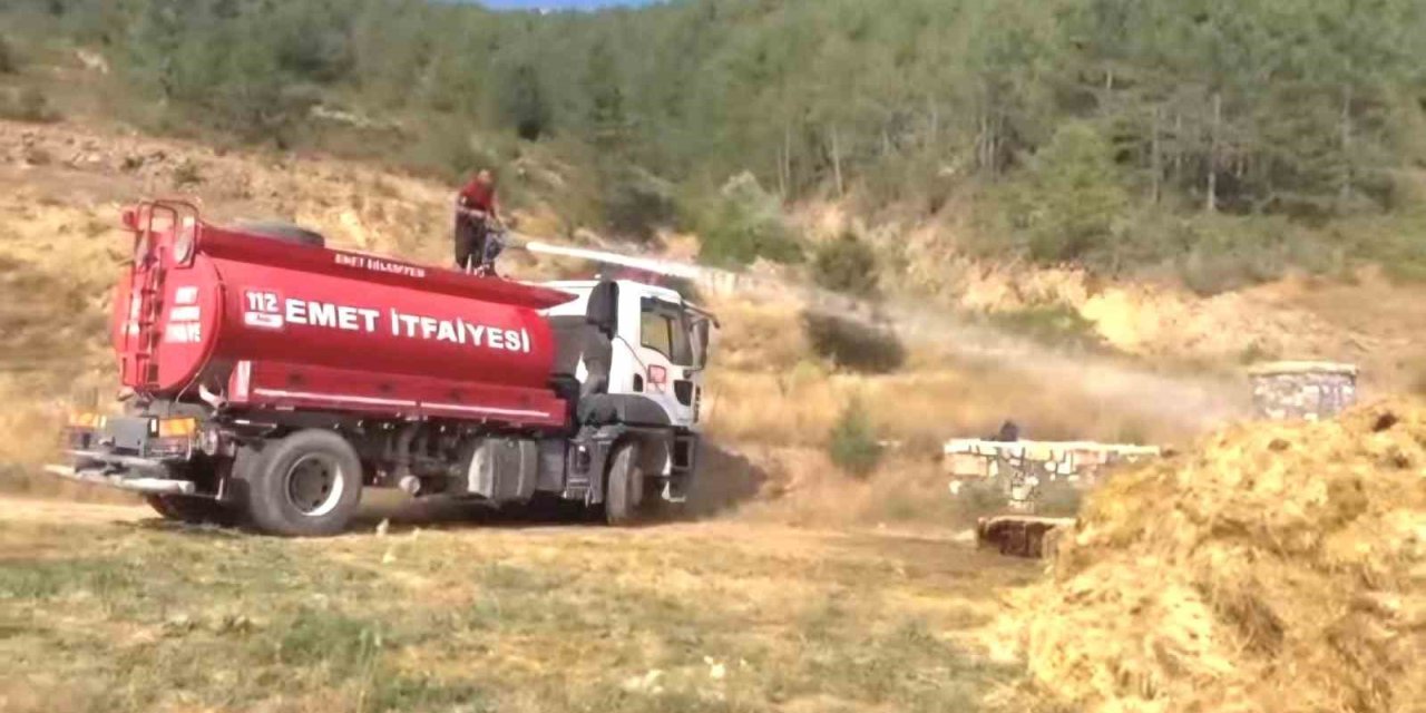 Emet’te saman yüklü kamyonet alev aldı