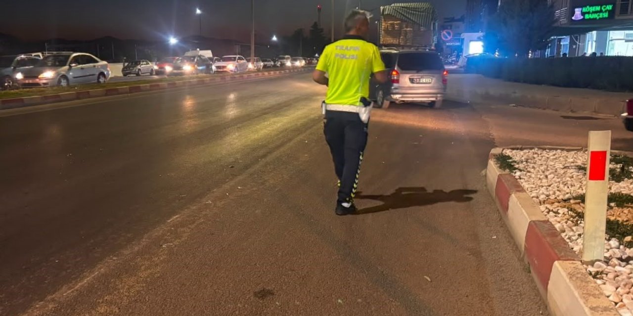 Direksiyon hakimiyetini kaybeden motosiklet sürücüsü hastanelik oldu