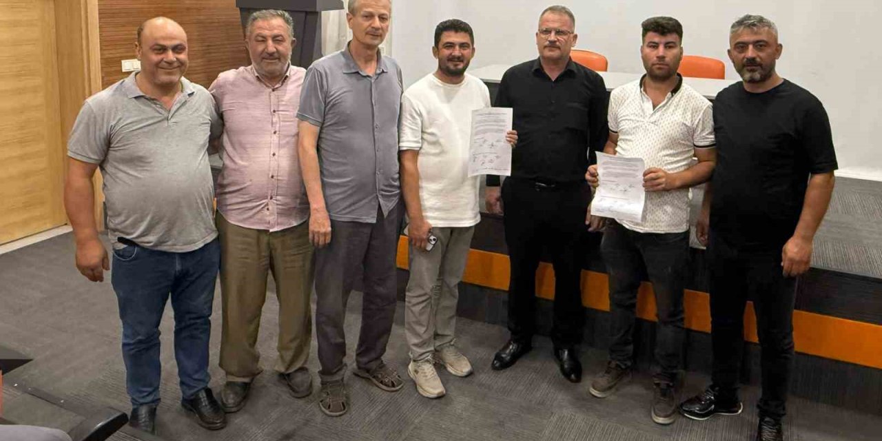 Kula’da Başkan Dönmez’in talimatıyla belediye salonu açılmayınca, komisyonlar dışarıda kaldı