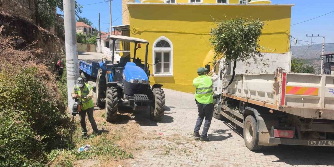 Aydın Büyükşehir’den Karpuzlu’daki yeşil alanlarda bakım ve düzenleme çalışması