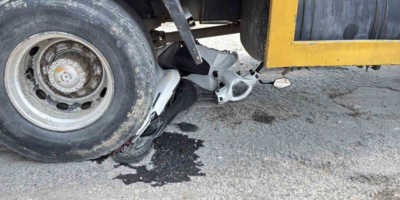 Motosiklet vincin altında kaldı, sürücü son anda kurtuldu