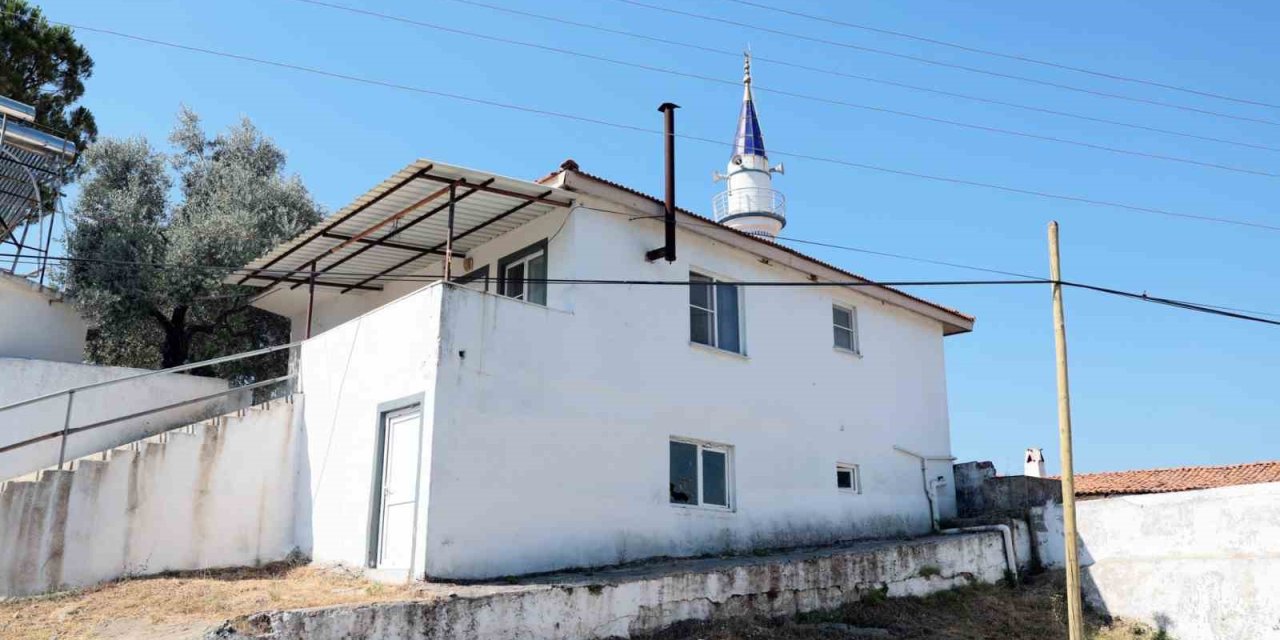 Psikolojik sorunları olan ve istifa eden imamın lojmanından tonlarca çöp çıktı
