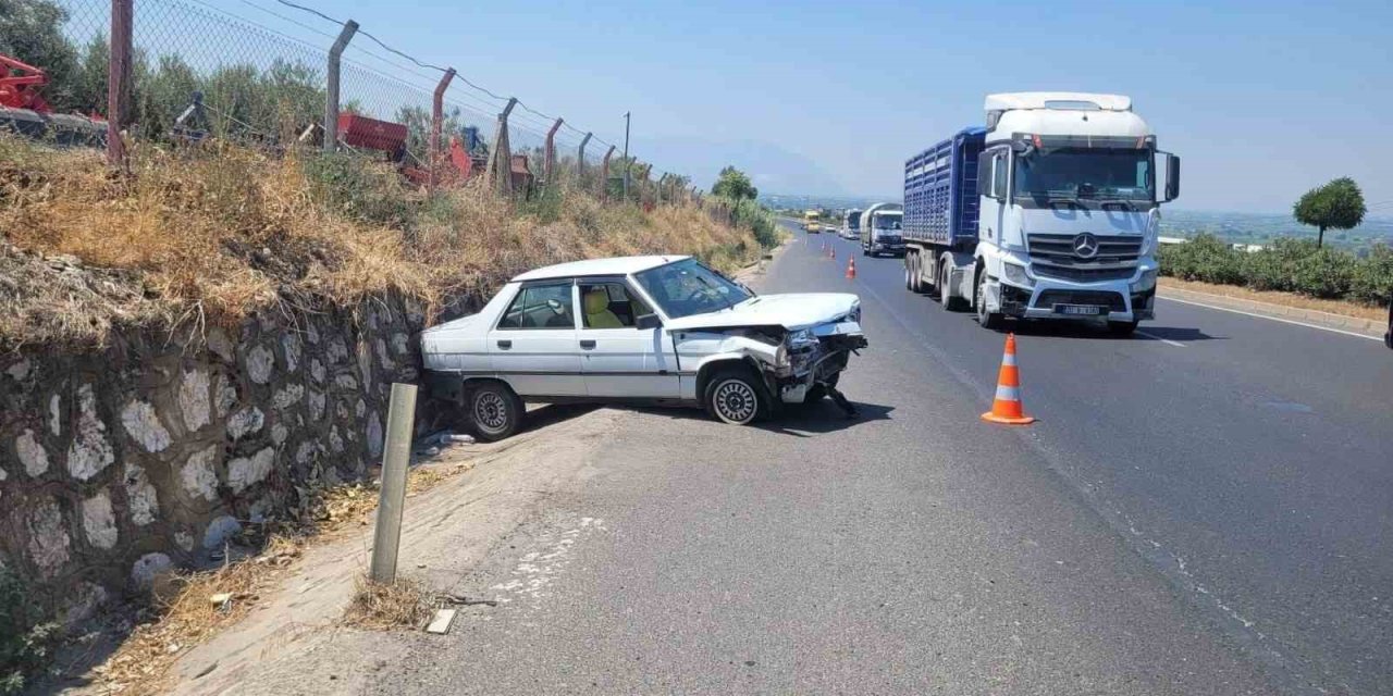 Manisa’da tır ile otomobil çarpıştı: 2 yaralı