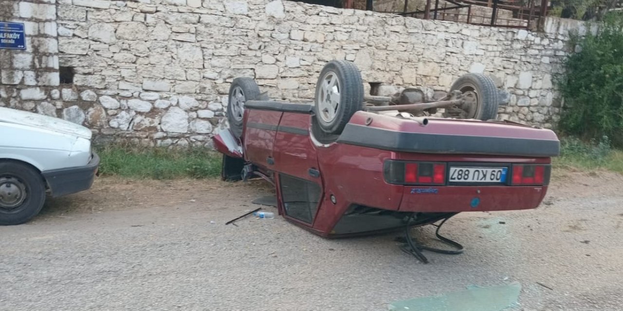 Kontrolden çıkan otomobil ters döndü