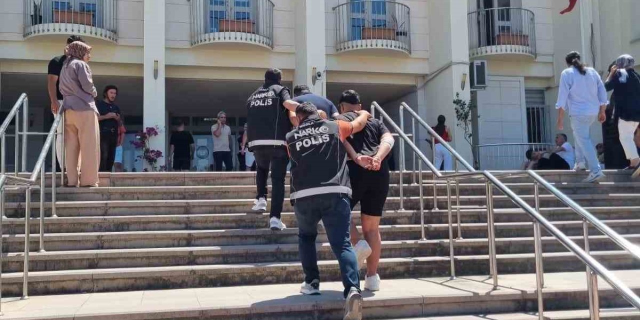 Uyuşturucu şüphelileri dronla yakalandı