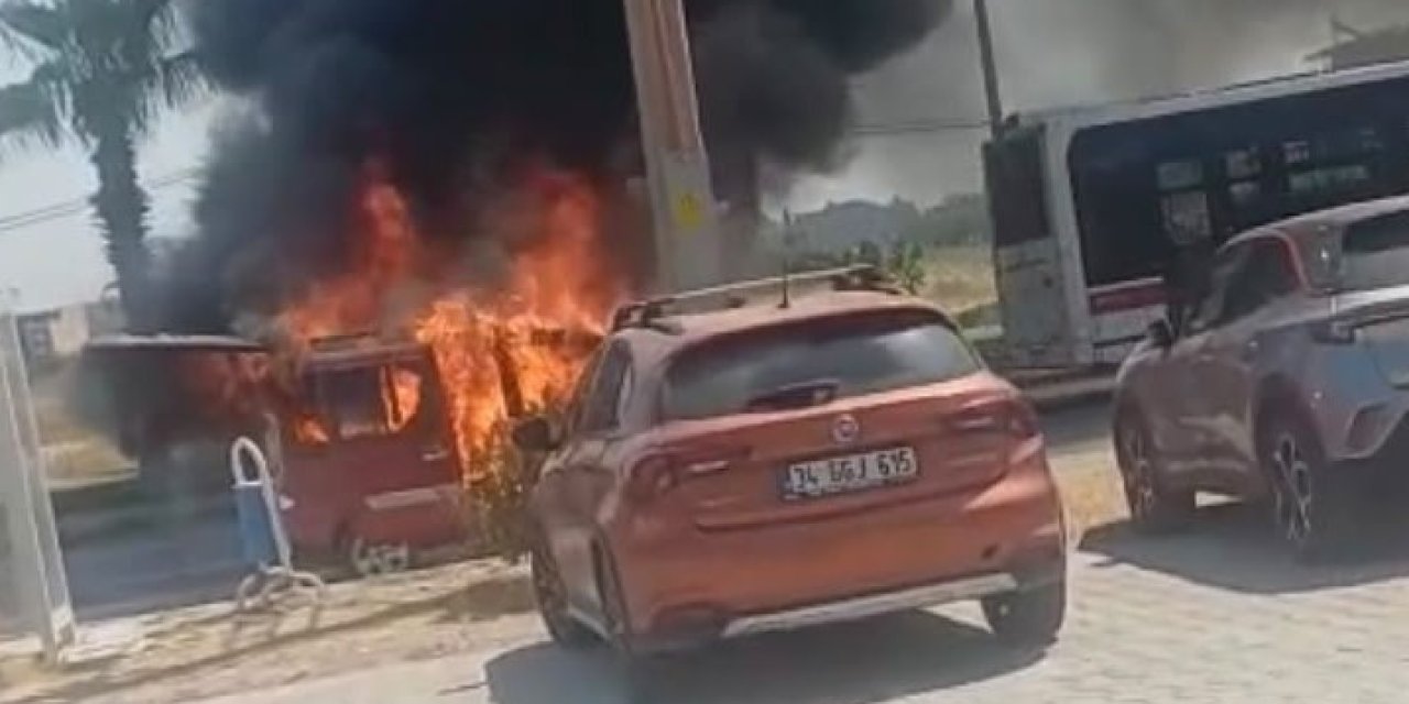 Seyir halindeki otomobil alev topuna döndü