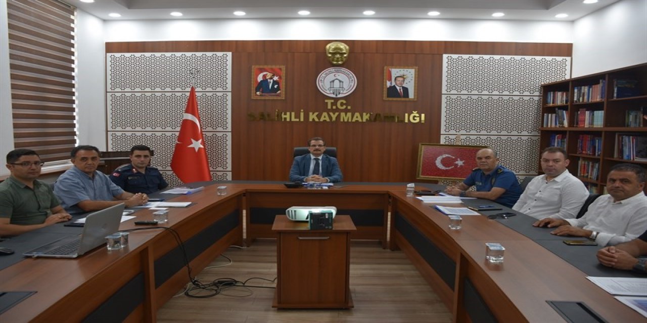 Salihli’de metruk binalar yıkılıyor, hurda araçlar kaldırılıyor