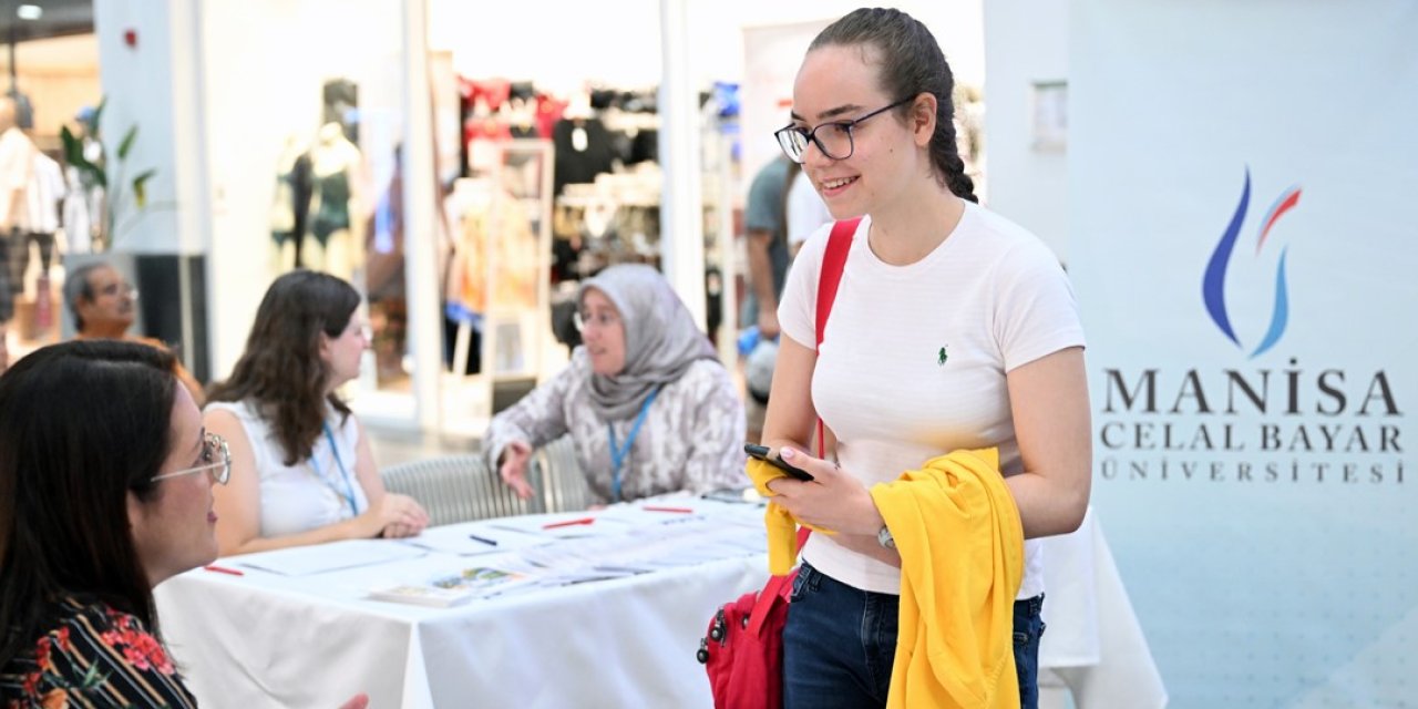 MCBÜ, tercih maratonunda geleceğin üniversitelileriyle buluştu