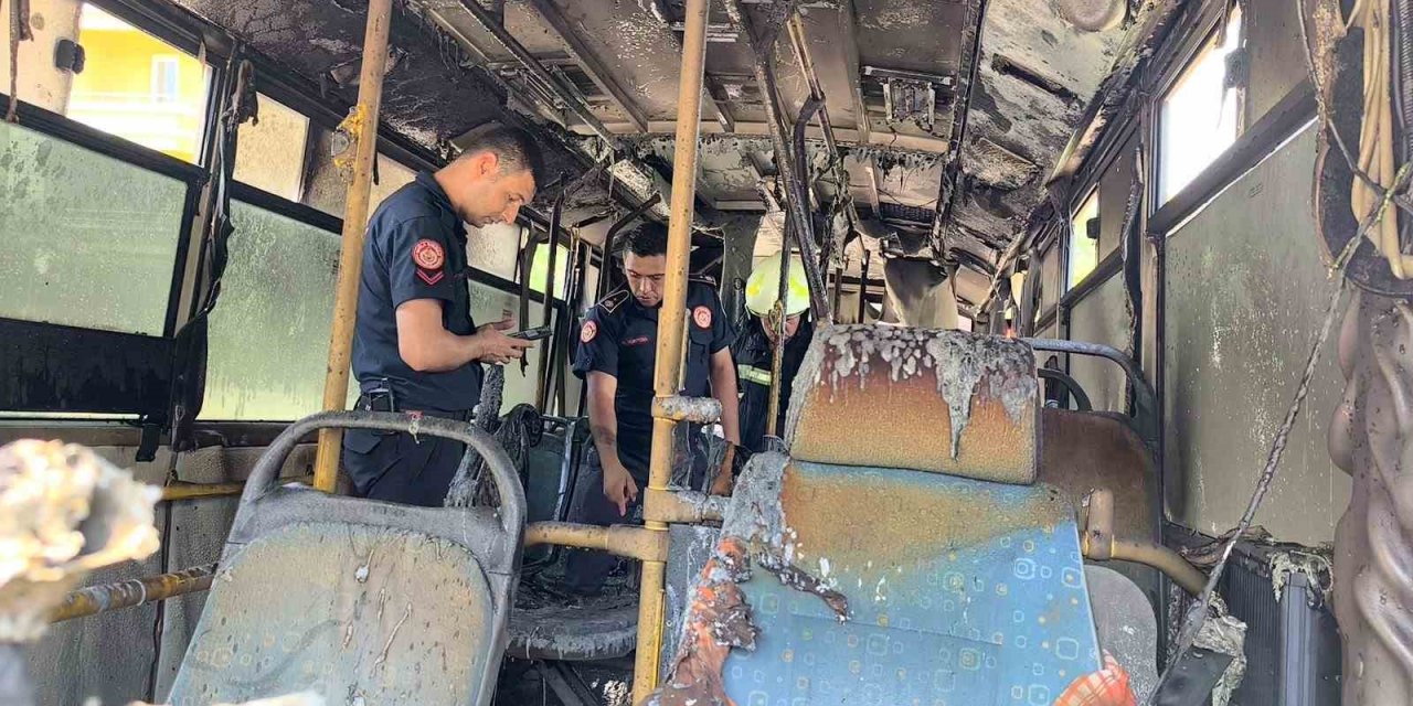 Muğla’da park halindeki midibüste yangın çıktı