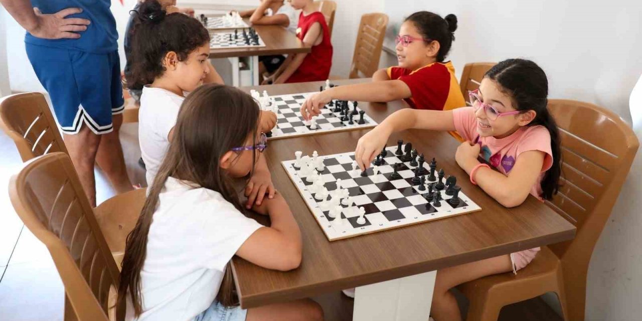 Efeler’de yaz tatili satrançla renkleniyor