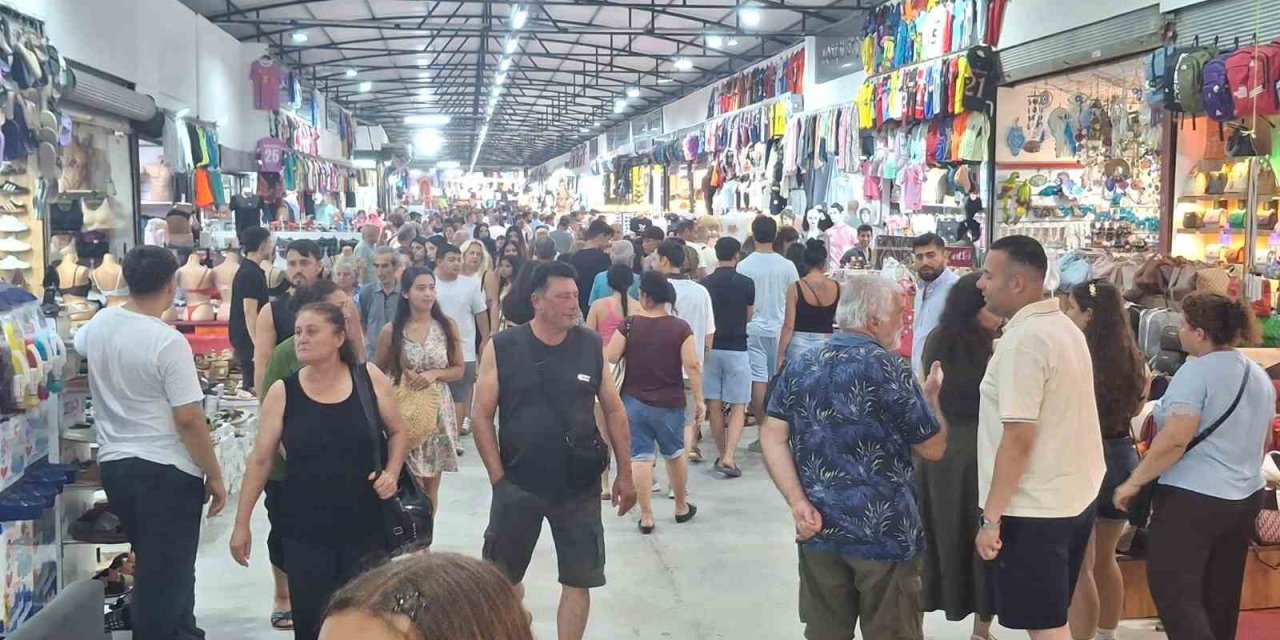 Mavişehir Pazar Yeri tatilcilerin ve yerlilerin akınına uğradı