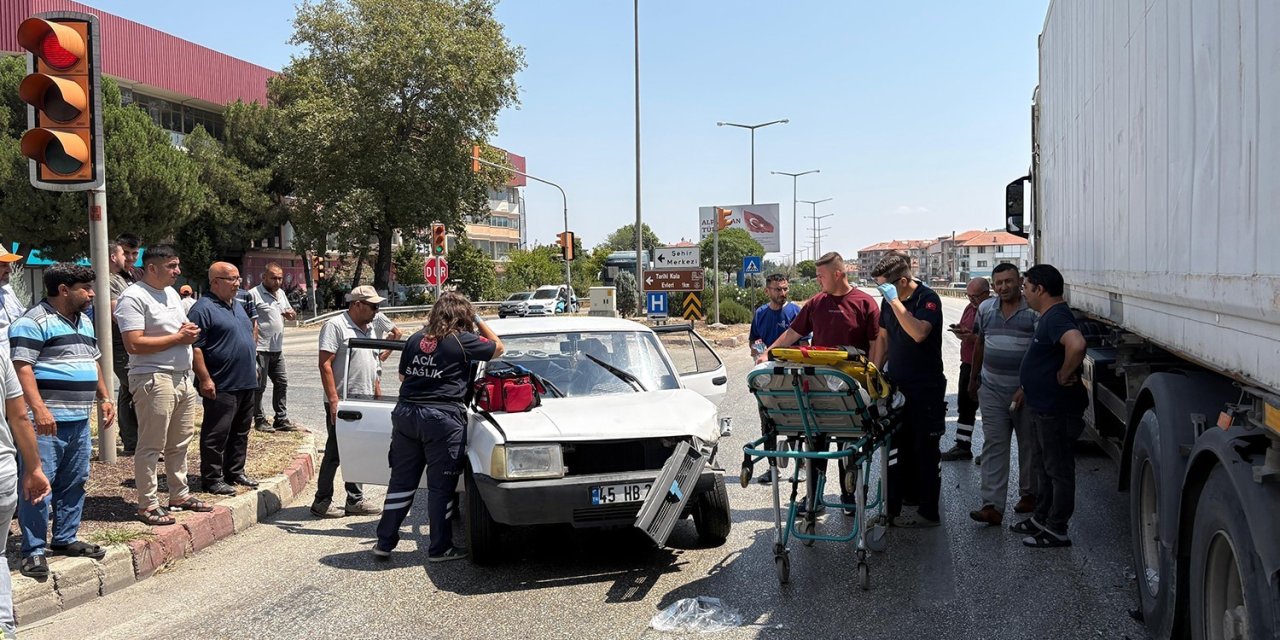Otomobil ile tır kavşakta çarpıştı: 1 yaralı
